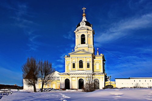 надвратная церковь-колокольня в Высоцком монастыре