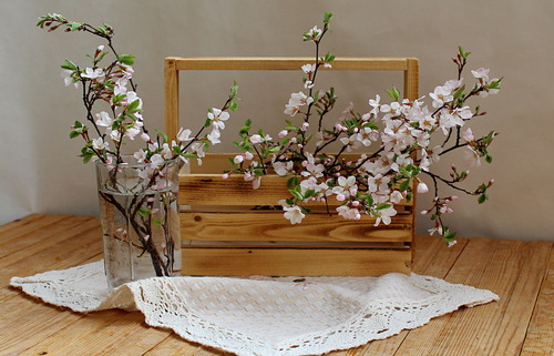 натюрморт с веточками цветущей вишни