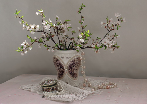 букет с ветками цветущей вишни