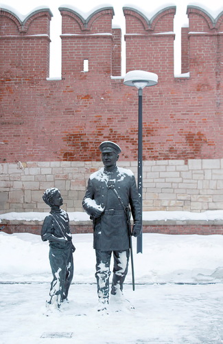 скульптура городового с мальчиком