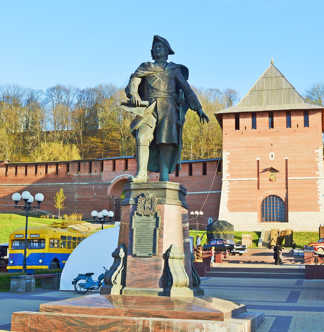 памятник чкалову в нижнем новгороде фото