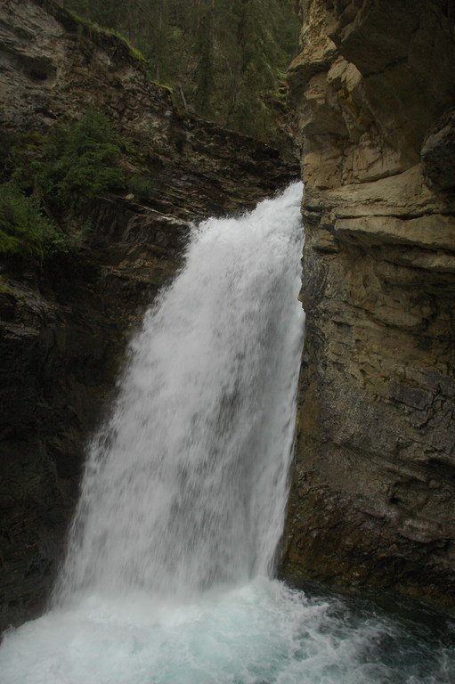 Прорвавшийся сквозь скалы водопад