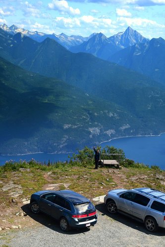 Автомобили на вершине горы