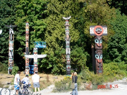 Тотемы индейцев Ванкувера в парке Стэнли