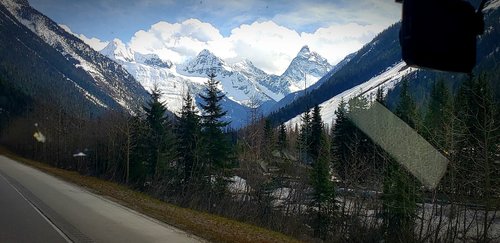 Скалистые горы Канады из окна автомобиля
