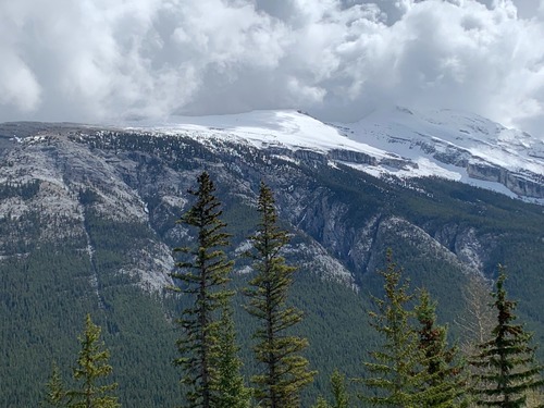 Снежные вершины Скалистых гор Канады