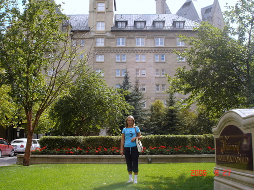 У шикарного отеля в Эдмонтоне