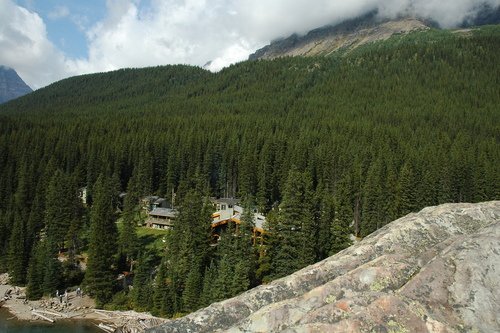 Скалистые горы Канады в еловой шапке