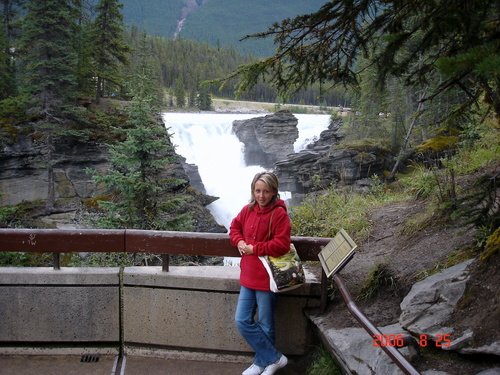 У грохочущего водопада Атабаска в Канаде.