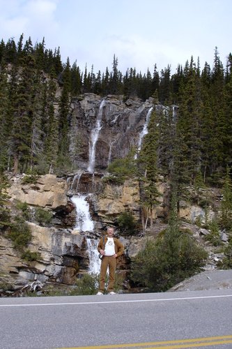 Придорожные водопады в Скалистых горах Канады