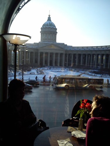 вид на Казанский собор из окна кафе