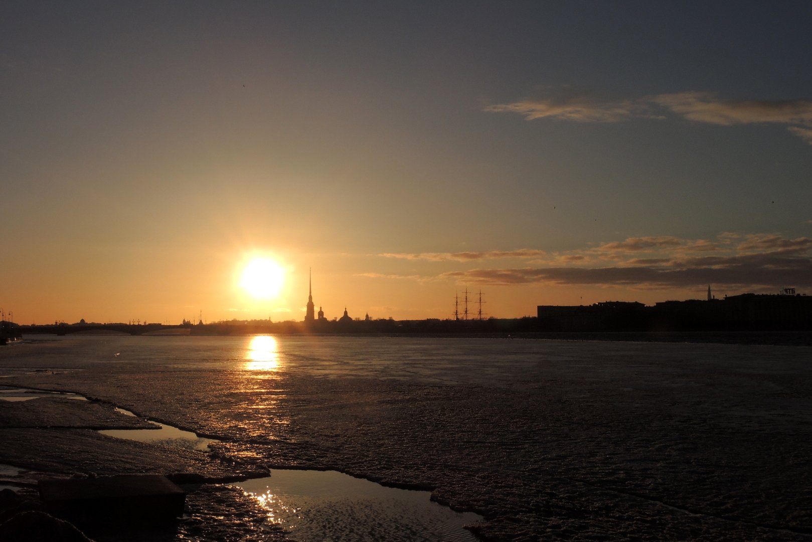 Закат солнца в санкт. Закат на Неве зимой. Утро на Неве. Восход солнца в Санкт-Петербурге. Заход солнца в СПБ.