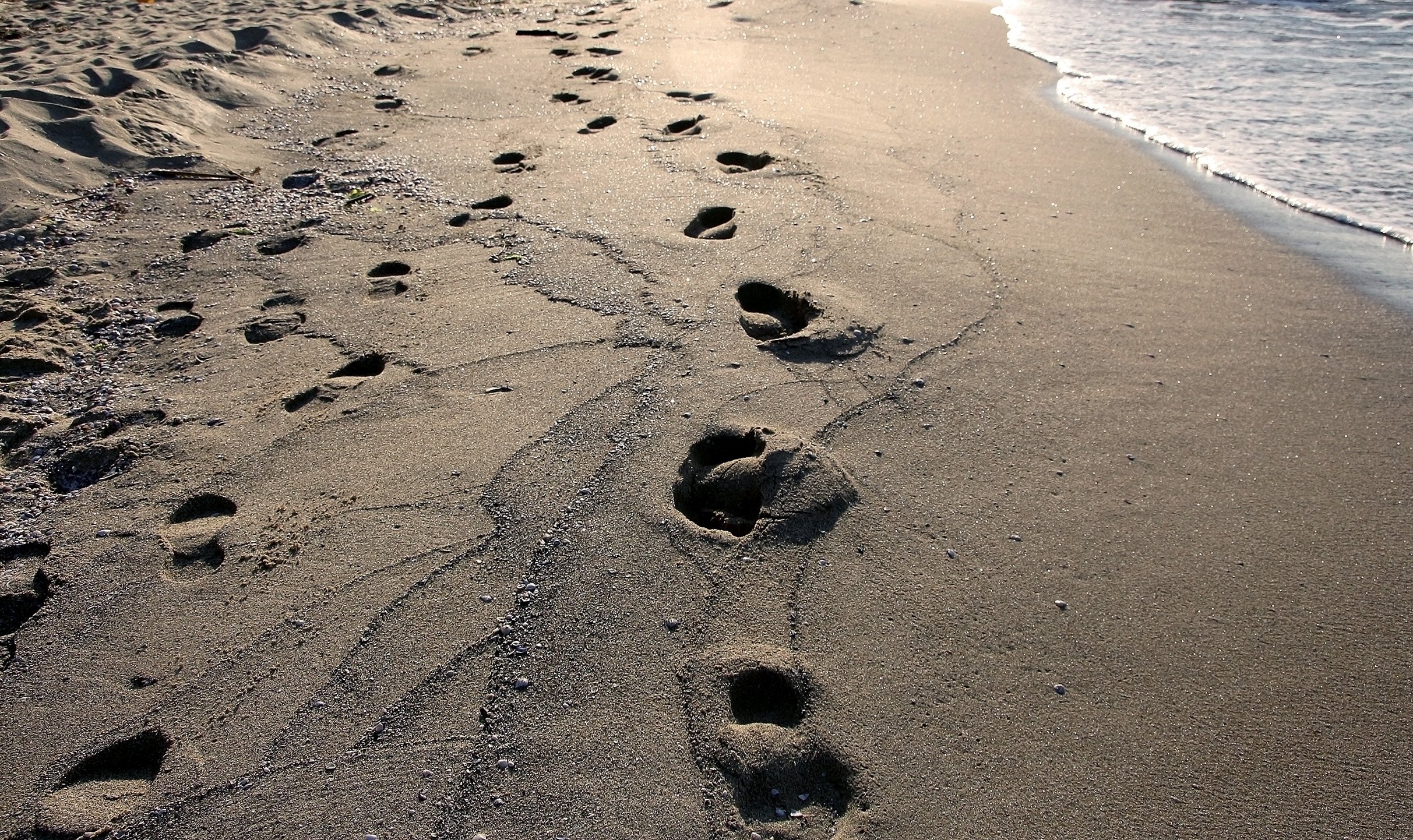 Следы на песке слушать. Следы на песке. Следы ботинок на песке. Отпечаток ботинка на песке. Картина следы на песке.