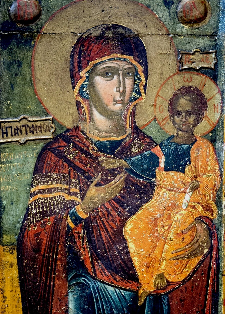 Икона Божией Матери "Одигитрия" (с эпитетом "Пантанасса" - "Всецарица" на фоне). Греция, XVI век. Византийский музей в Кастории. Фрагмент. Икона Божией Матери "Одигитрия" (с эпитетом "Пантанасса" - "Всецарица" на фоне). Греция, XVI век. Византийский музей в Кастории. Фрагмент.