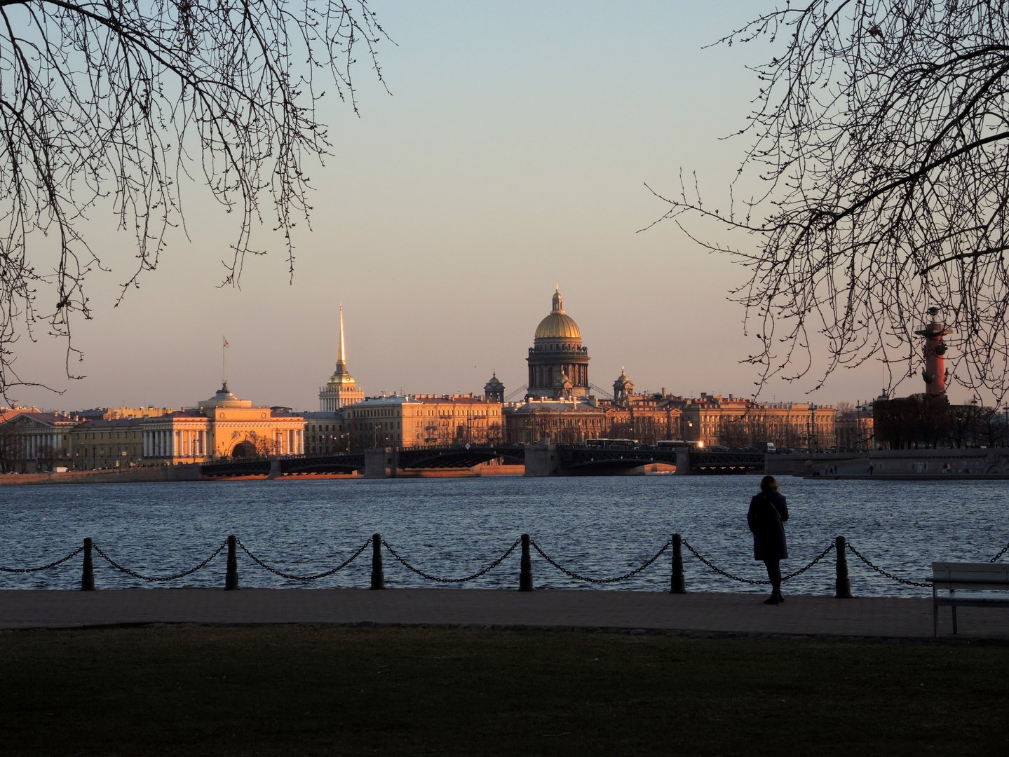 Выходные за городом спб. Санкт-Петербург пара набережная закат старое фото.