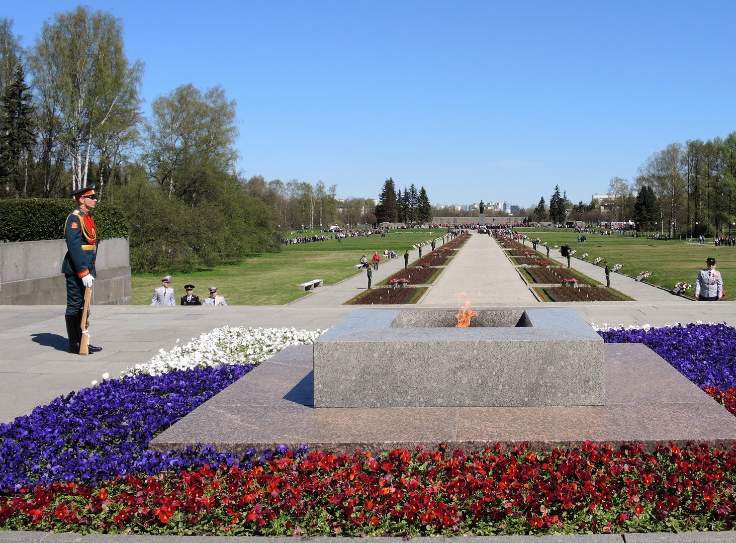 Пискаревское кладбище 9 мая. Пискарёвское мемориальное кладбище. Вечный огонь на Пискаревском кладбище. Пискаревский мемориал вечный огонь. Пискаревское кладбище в Санкт-Петербурге.