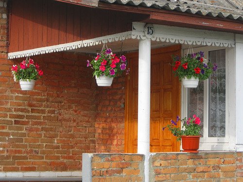 Цветы на крыльце частного дома