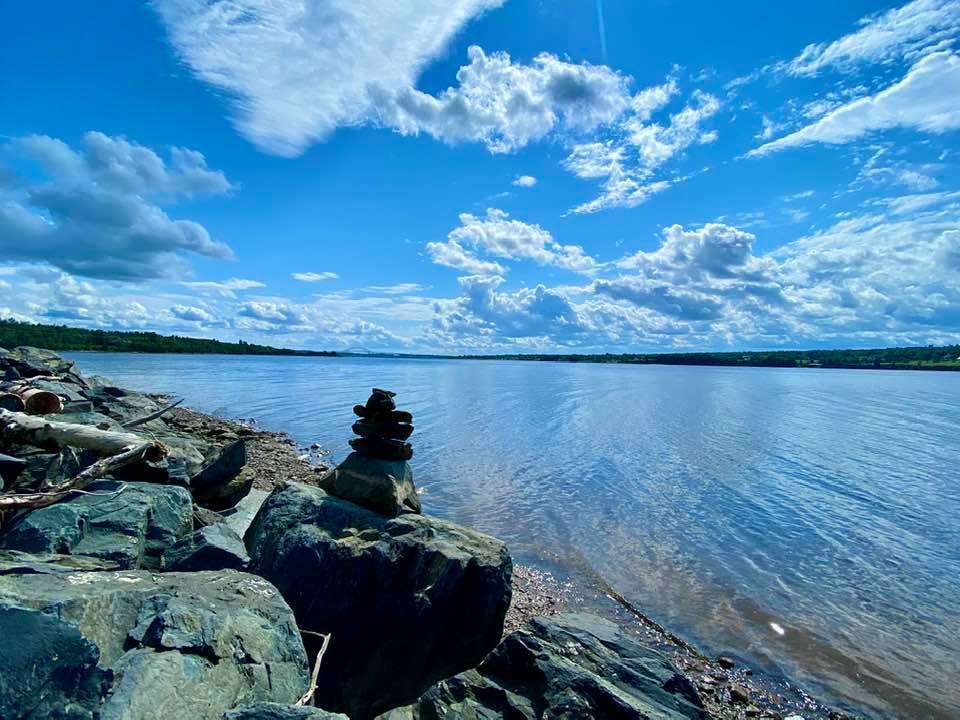 Большие берега. Большой камень на берегу реки. Фото камни на берегу Лесосибирска.