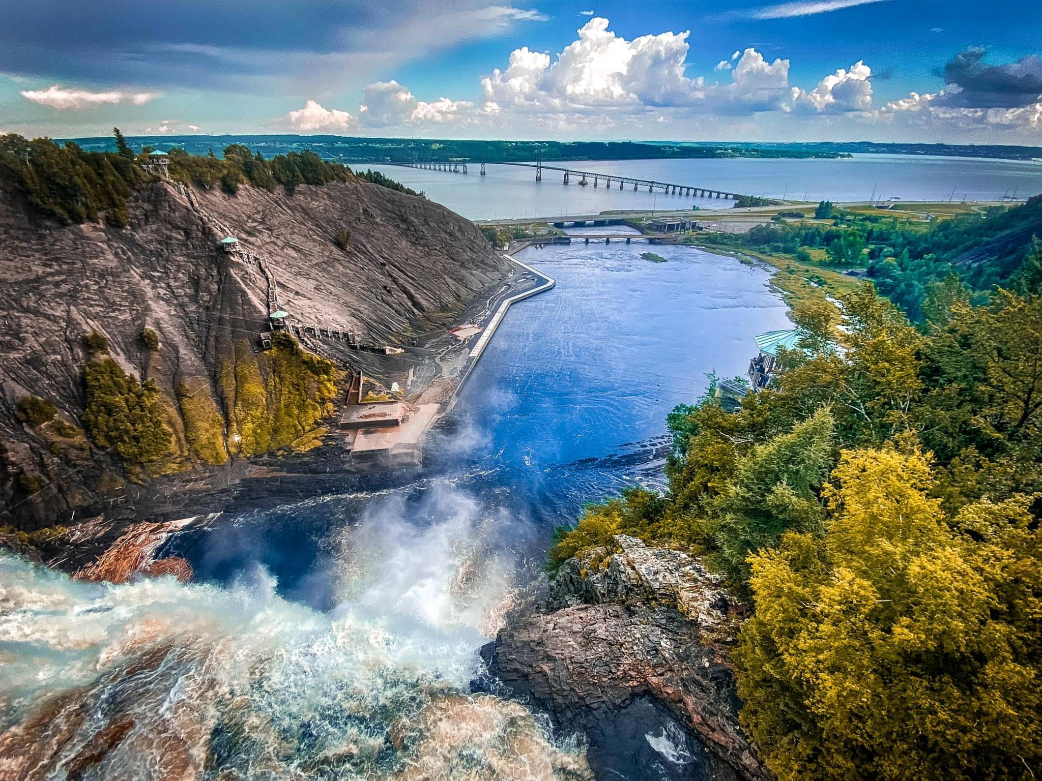 Река свят. Река Лаврентия. Водопад Монморанси. От Ниагарского водопада вдоль реки св Лаврентия рельеф. Пороги на реке Святого Лаврентия.