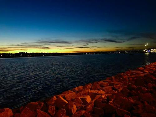 На берегу Сиднея лунной ночью