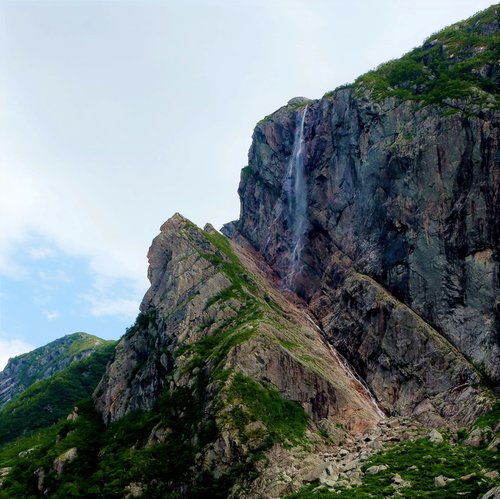 Складчатые скалы и водопад