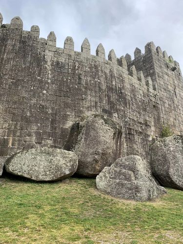 Древние камни у древней крепости