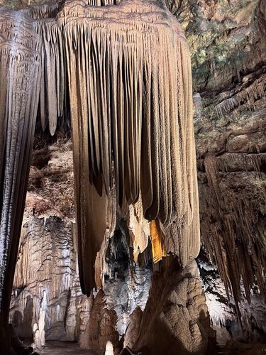Огромные сталактиты пещеры Лурей