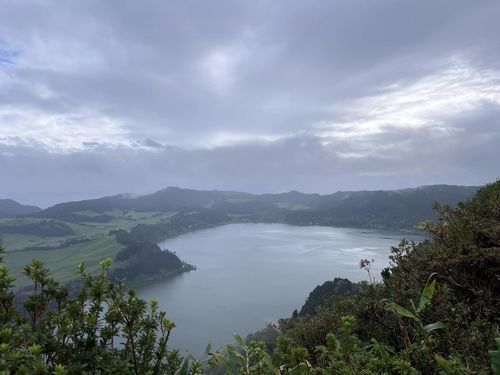 Озеро Даш-Фурнаш на острове Сан-Мигел