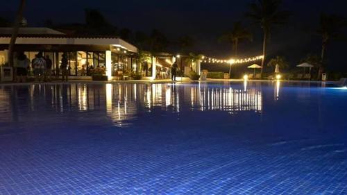 Ночью около бассейна