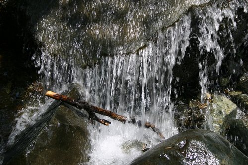 Прохладный водопад на Кипре