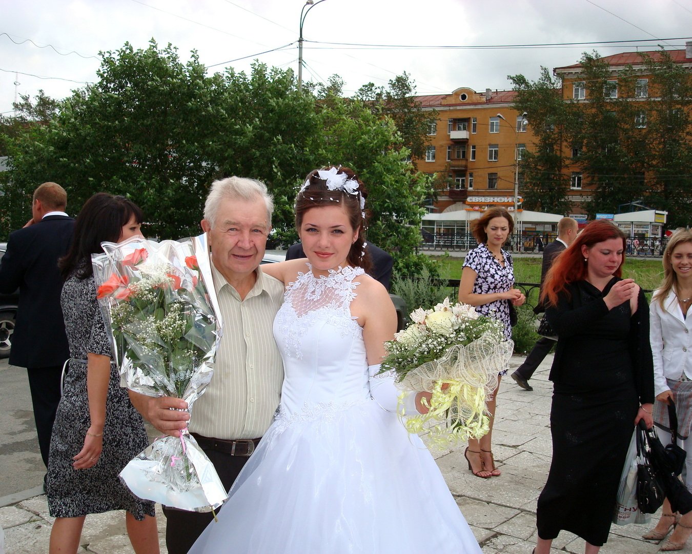 Племянница дедушки. Невеста с дедушкой. 4 Свадьбы Великие Луки фото с дедом на балконе фото со свадьбы.