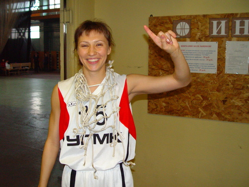 И сетка от баскетбольного кольца - на шее Анны Архиповой...
