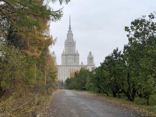 По осенней дорожке к главному зданию МГУ