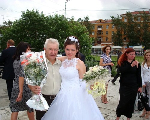 Цветы невесте от дедушки