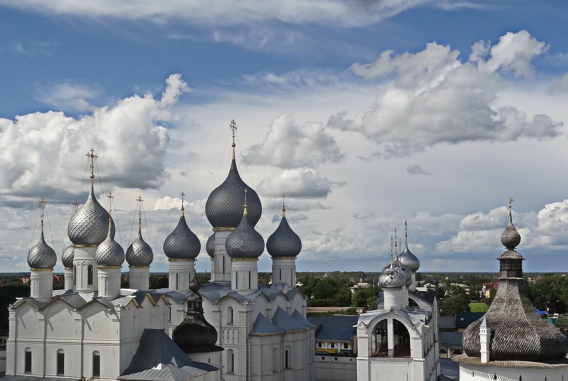 Ростов великий купола. Купола ростов. Звонница успенского собора ростовского кремля. Золотые купола ростов великий. Ростов великий кремль купола.