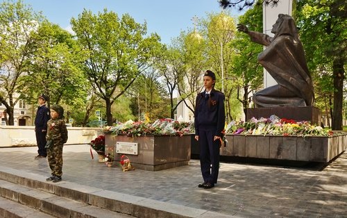 Почётный караул у памятника "Журавли" в Кисловодске, 9 мая