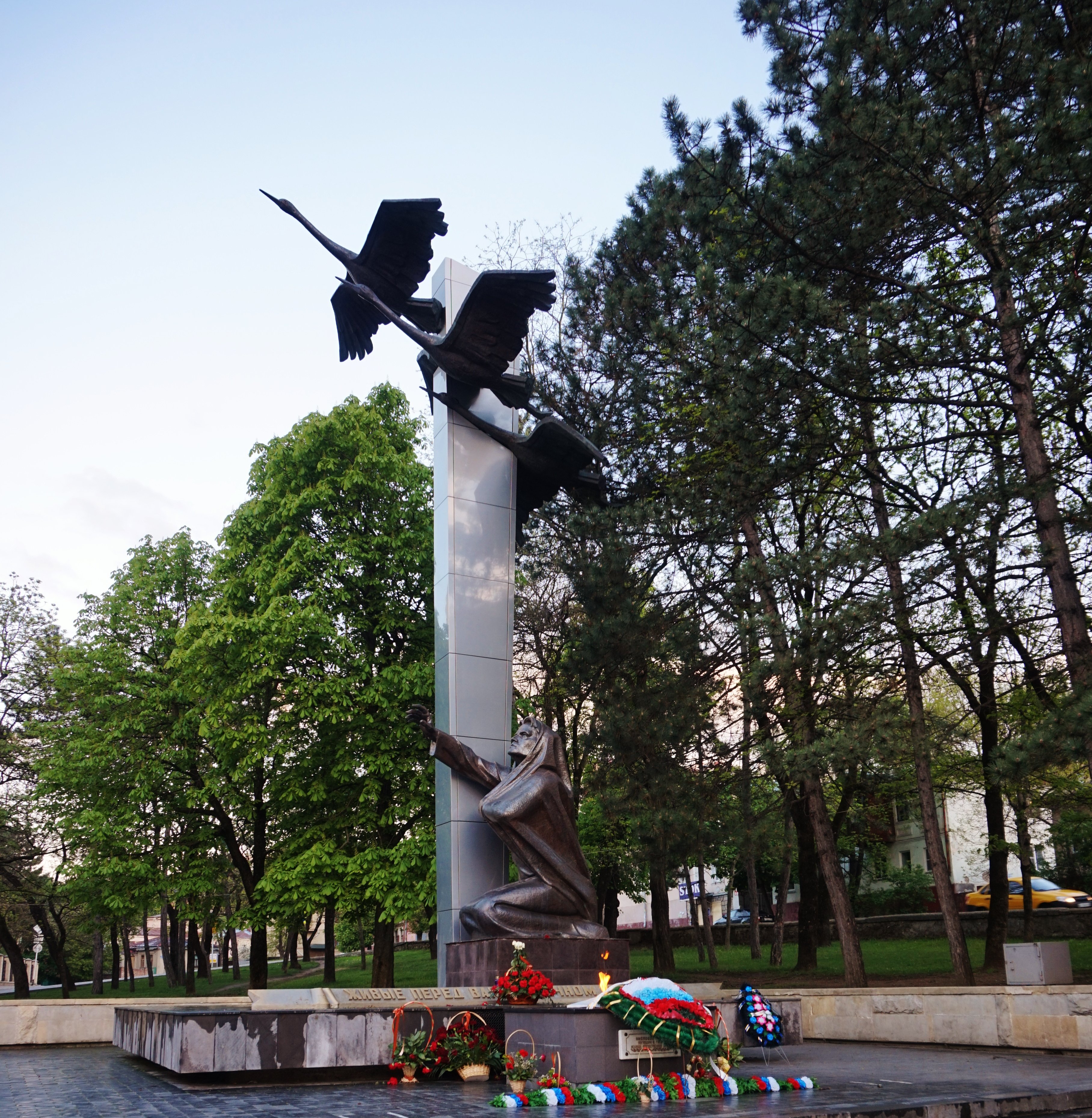 Фото памятников журавли. Мемориальный комплекс Журавли Кисловодск. Памятник Журавли в Кисловодске. Вечный огонь Кисловодск. Памятник журавлям в Кисловодске Кисловодск.