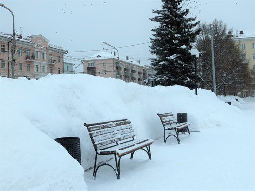 Город утопает в снегу)