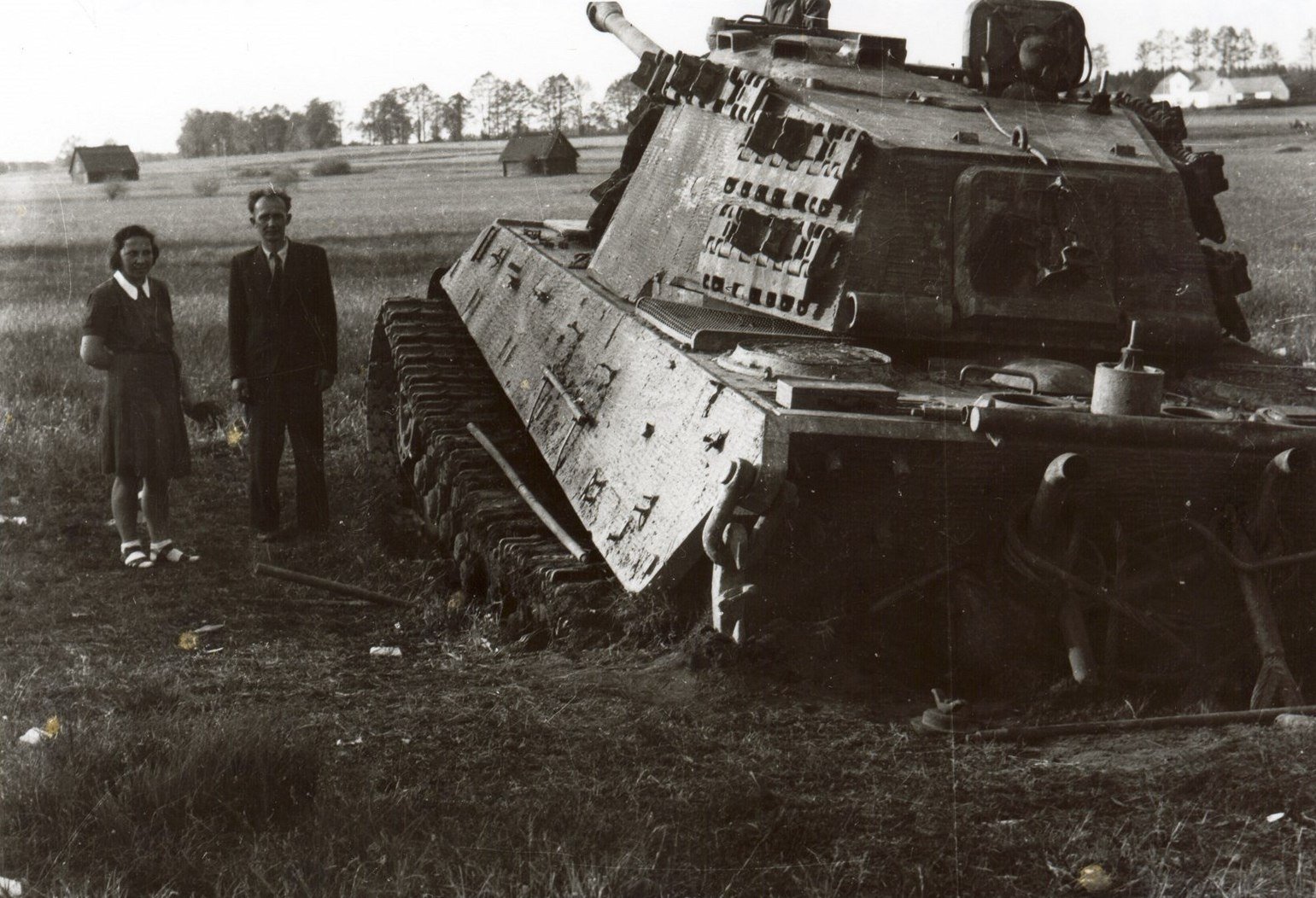Немецкие танки после. Танк тигр 1941-1945. Танк 2 мировой войны Королевский тигр. Танк немецкого вермахта Королевский тигр. Танк тигр 1945.