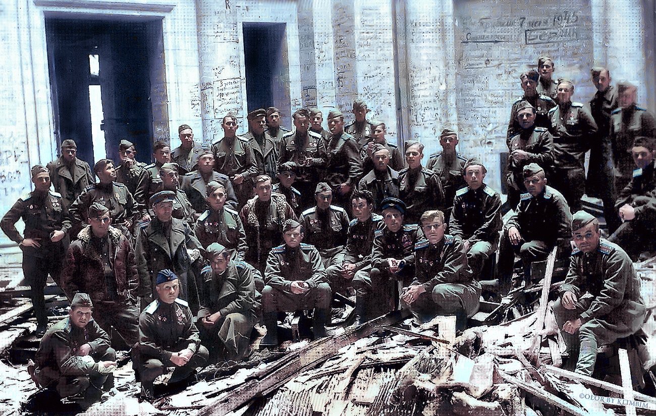 Группировка советских войск. Солдаты у Рейхстага 1945. Солдаты красной армии 1945 Берлин Рейхстаг. Летчики у Рейхстага 1945. Советские солдаты у Рейхстага.