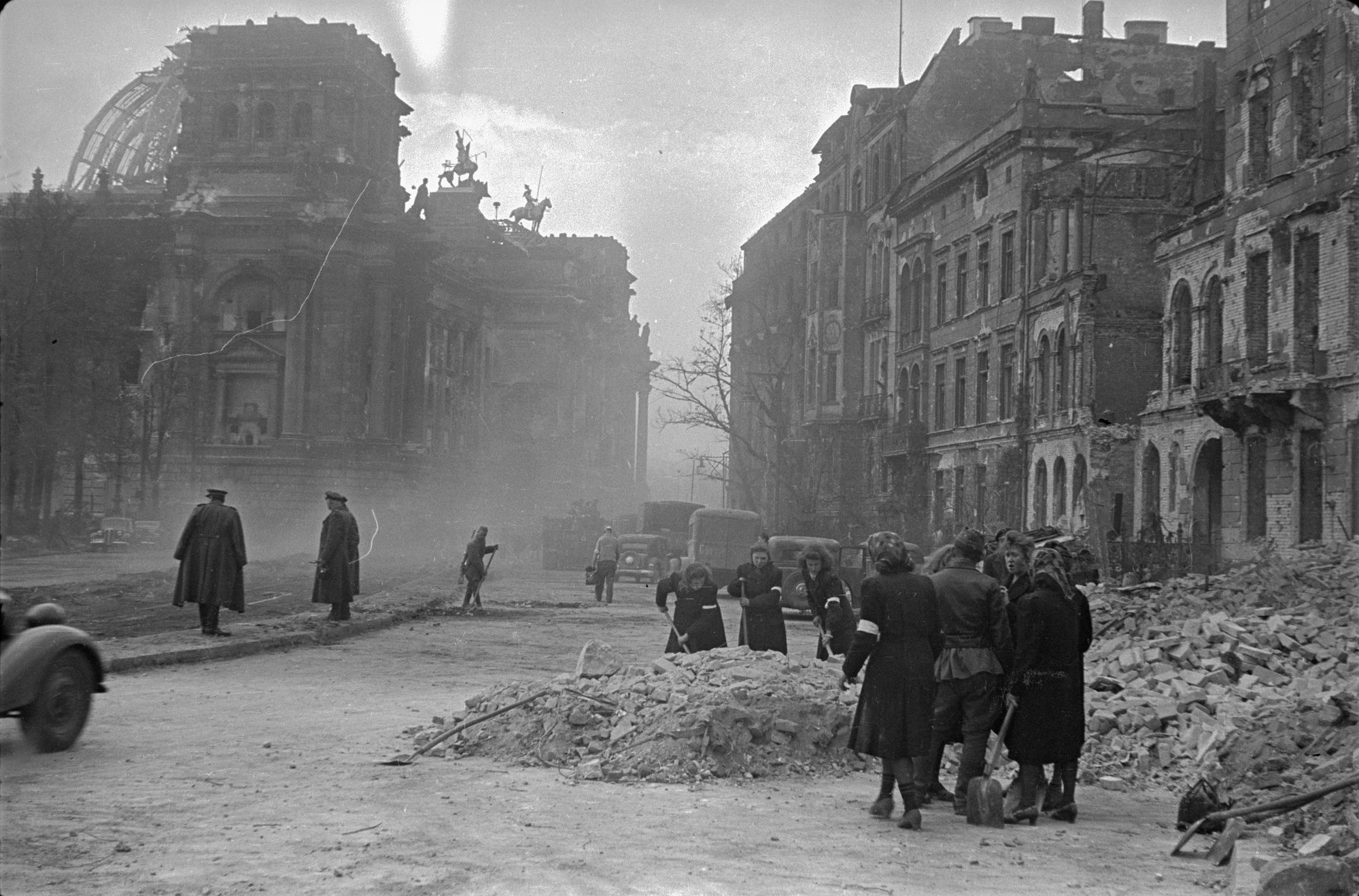 13 городов великой отечественной войны. Берлин, май 1945. Берлин ВОВ 1945. Руины Берлина 1945.