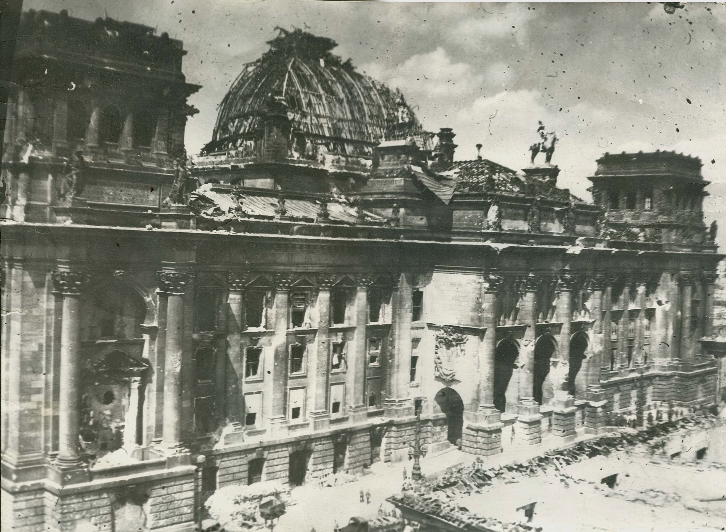 Здание рейхстага в берлине в 1945
