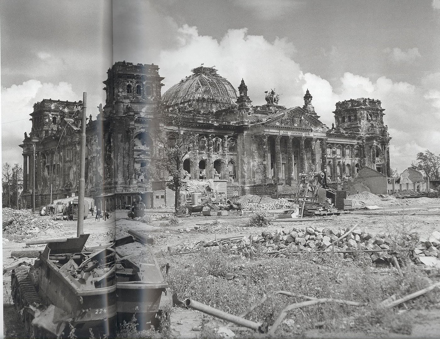 Фото возле рейхстага 1945