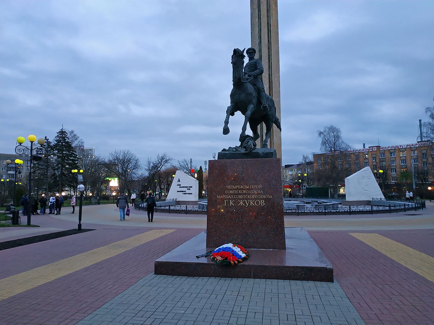 памятник георгий жуков в москве