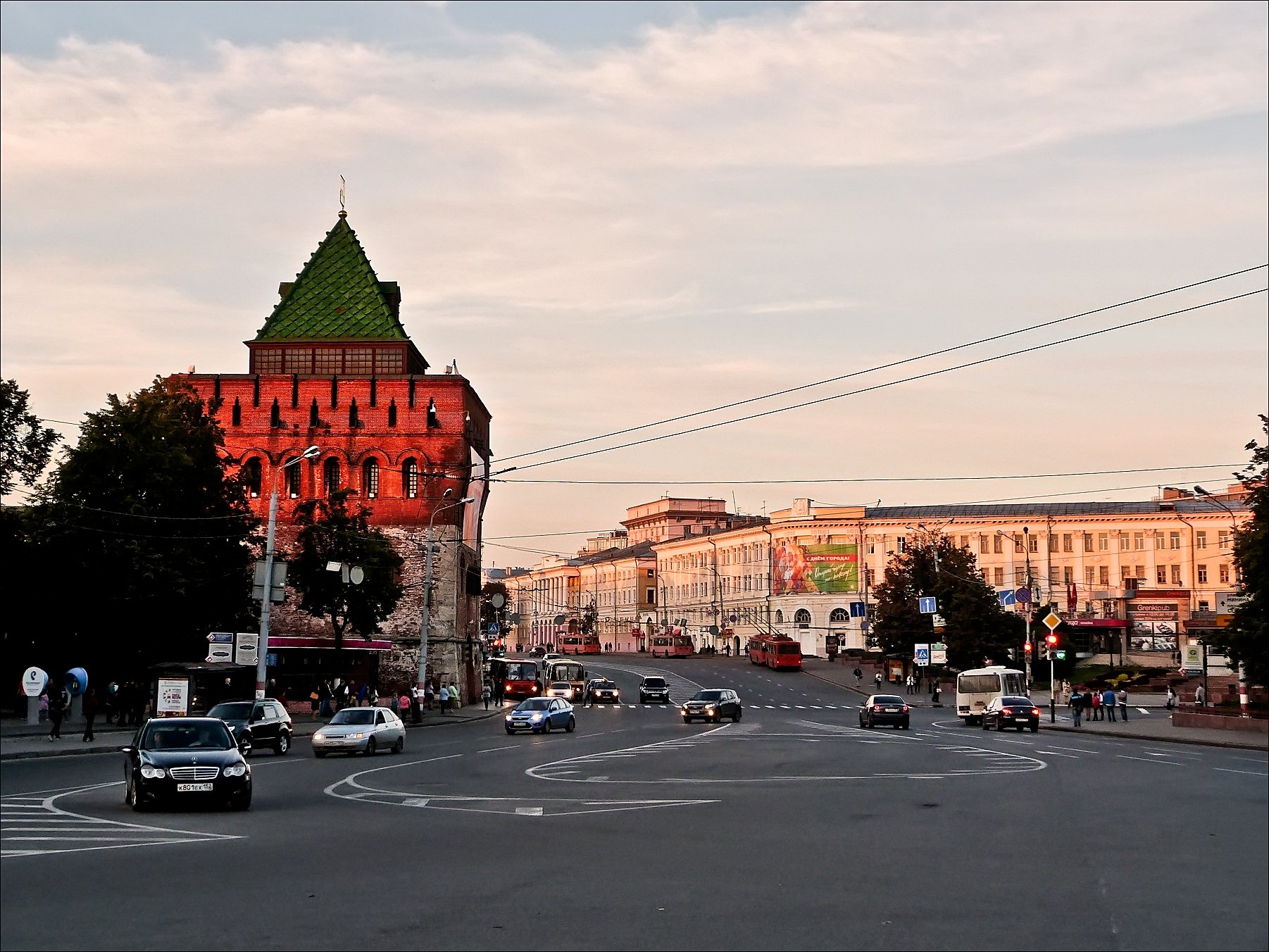 Площадь новгорода. Площадь Минина. Центральная площадь Нижнего Новгорода. Пл Минина Нижний Новгород. Улица Минина и Пожарского Нижний Новгород.