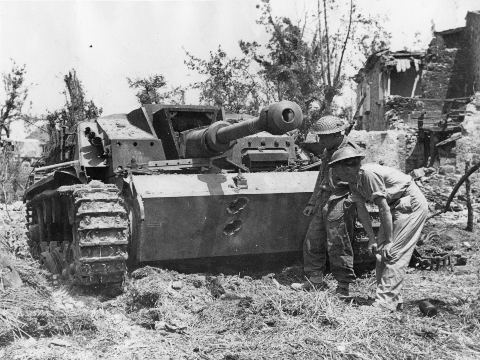 Фото подбитых танков. Подбитый танк второй мировой войны. Подбитый Штуг 3. STUG 3 1944. STUG 40 Ausf.g подбитая.