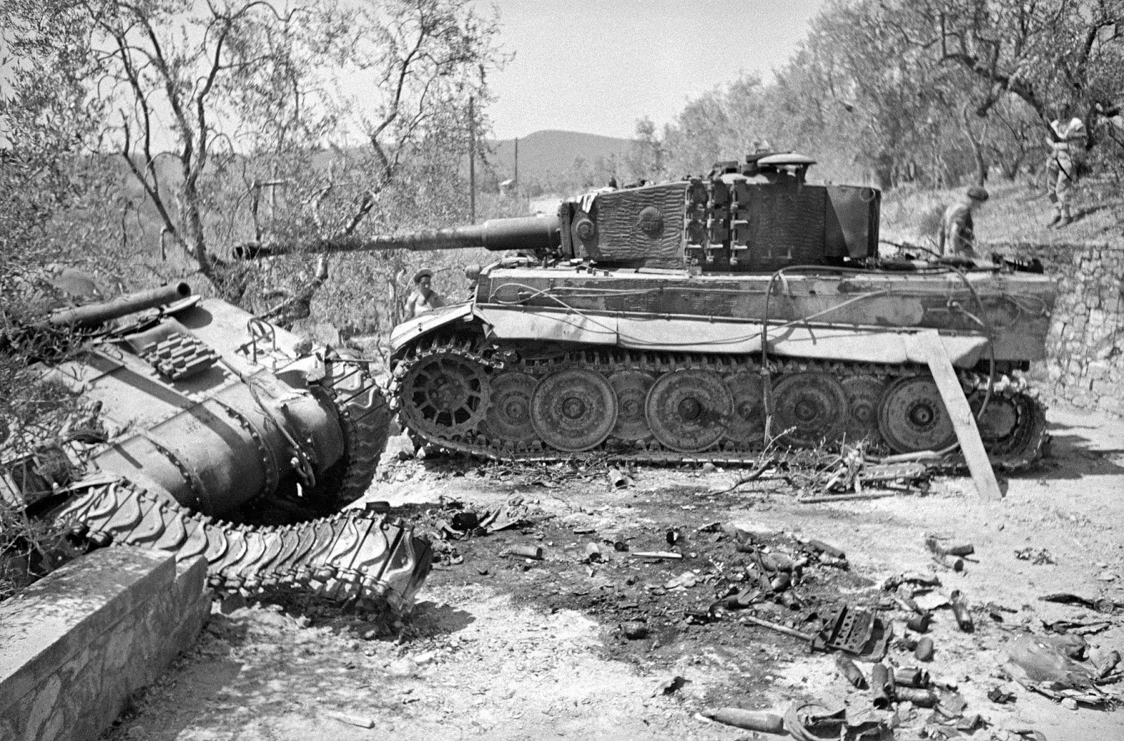 Подбитый танк второй мировой войны