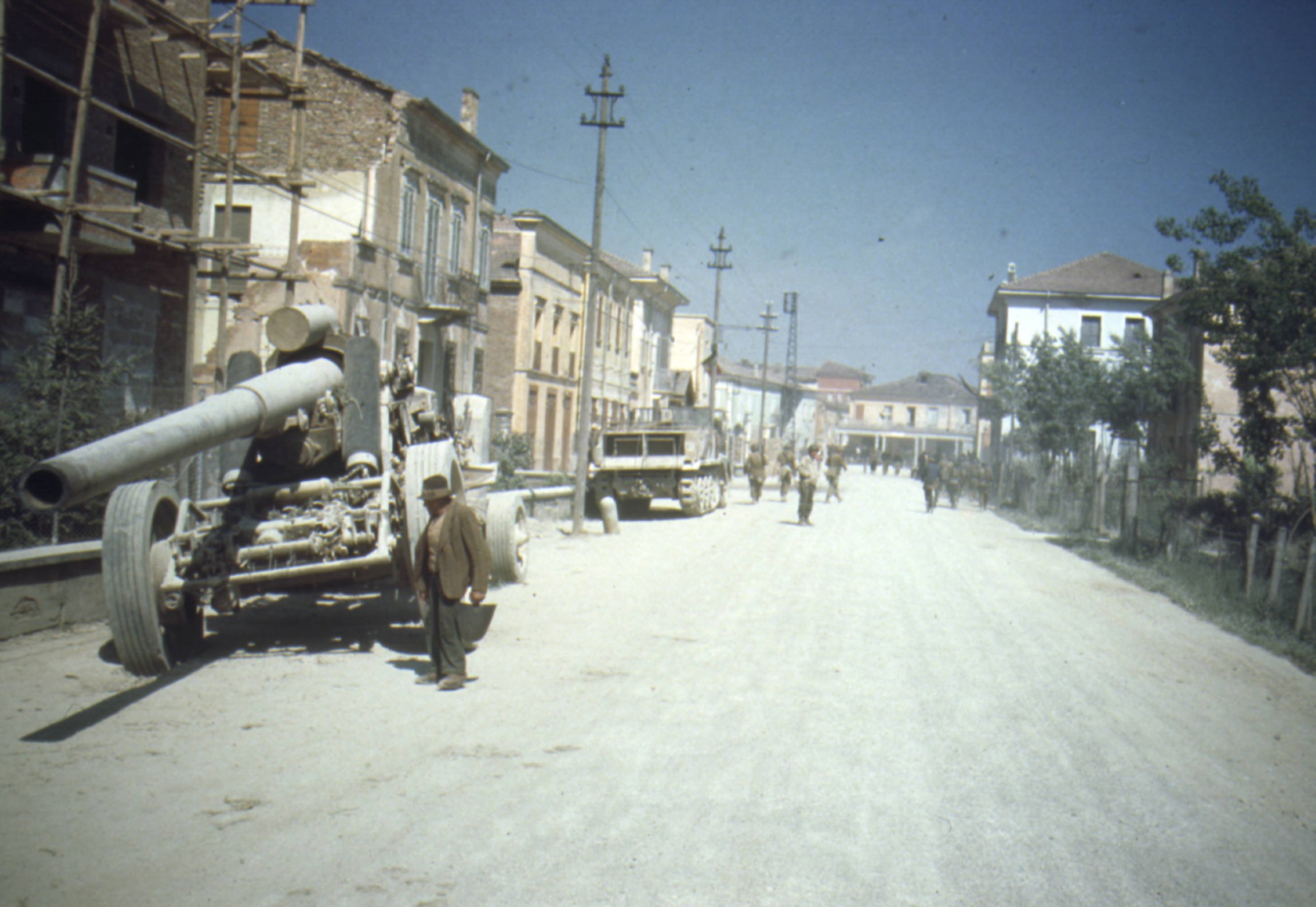 Италия 1945. Гаубиц 17 cm k.Mrs.Laf. 170 Мм немецкая пушка. Пушка на улице города война. 17 Cm Kanone 18 in Mörserlafette.