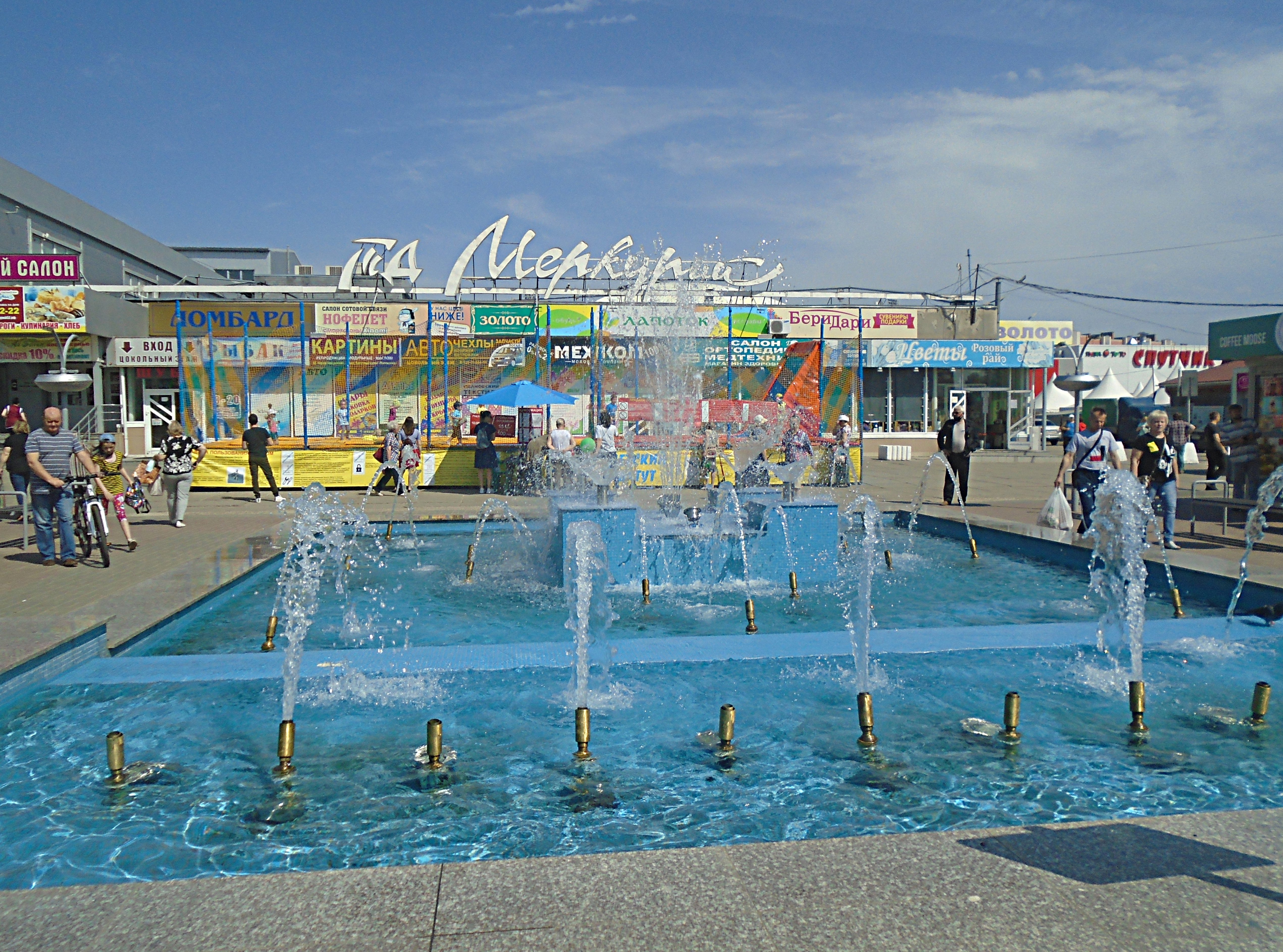 жара. очень жаркое лето. жара прохлада. лето жара. струя воды фонтан.