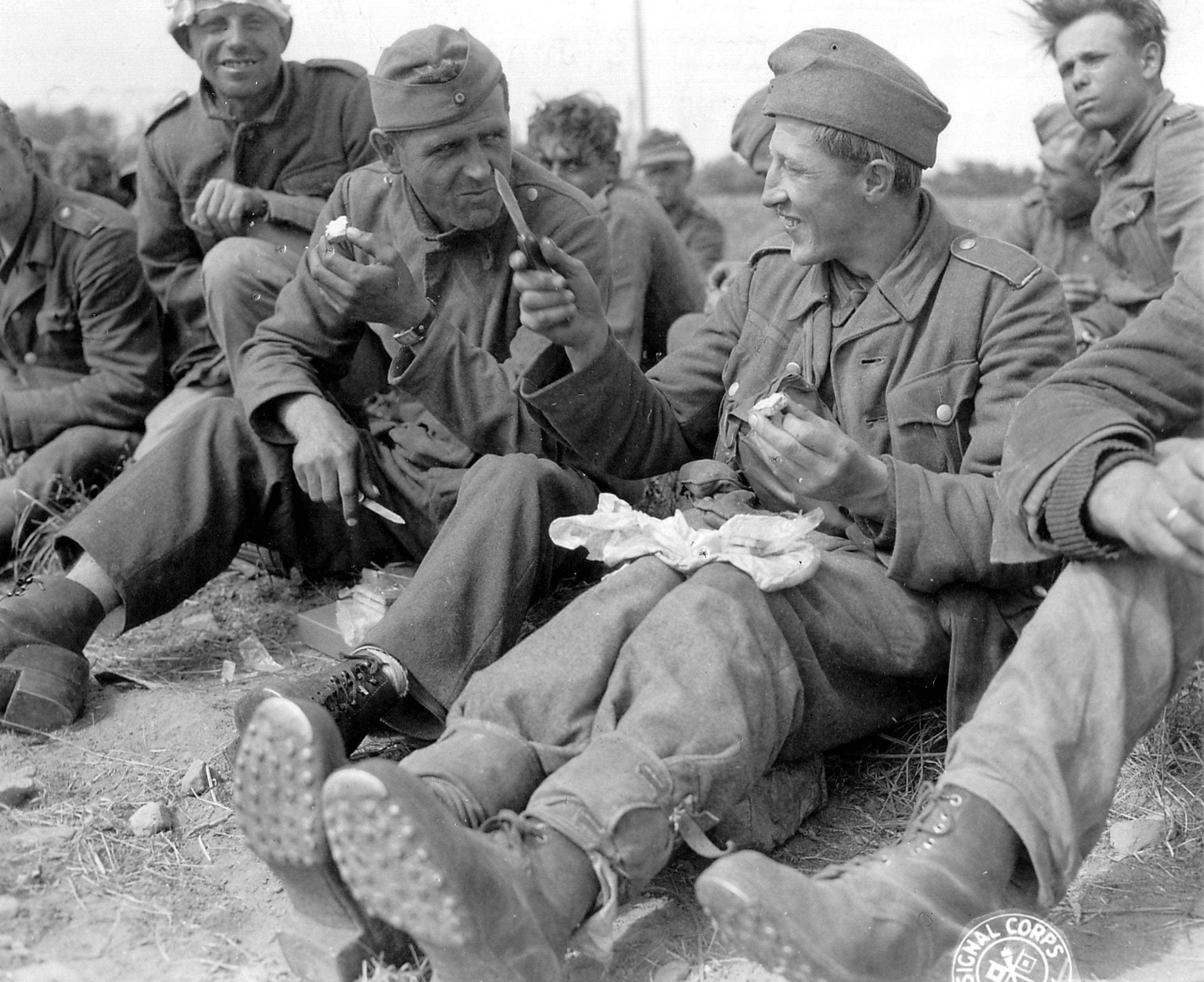 Пленные солдаты вермахта советскими солдатами